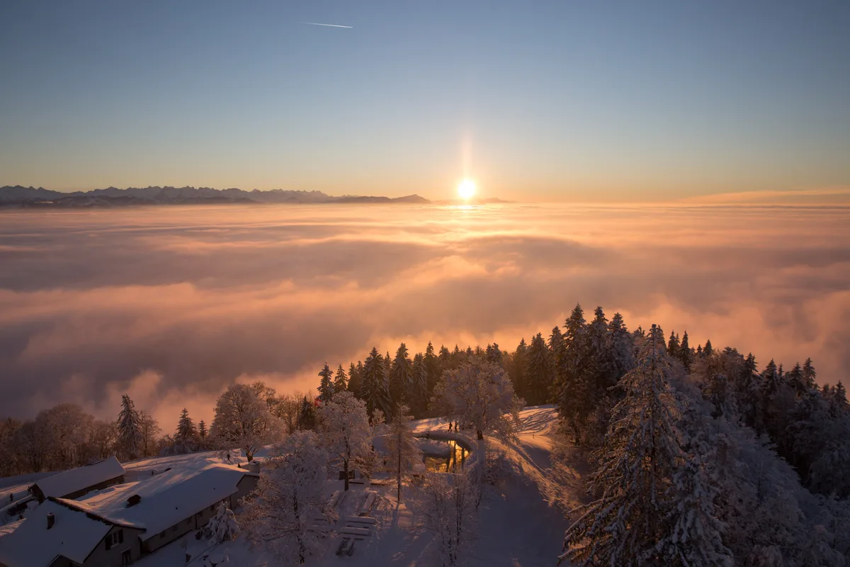 Solche Nebellagen – hier eine Aufnahme aus dem Jahr 2015 – bescherten den neuen Wirten auf dem Bachtel einen Gästeansturm. Sonnenuntergang auf dem Bachtel.